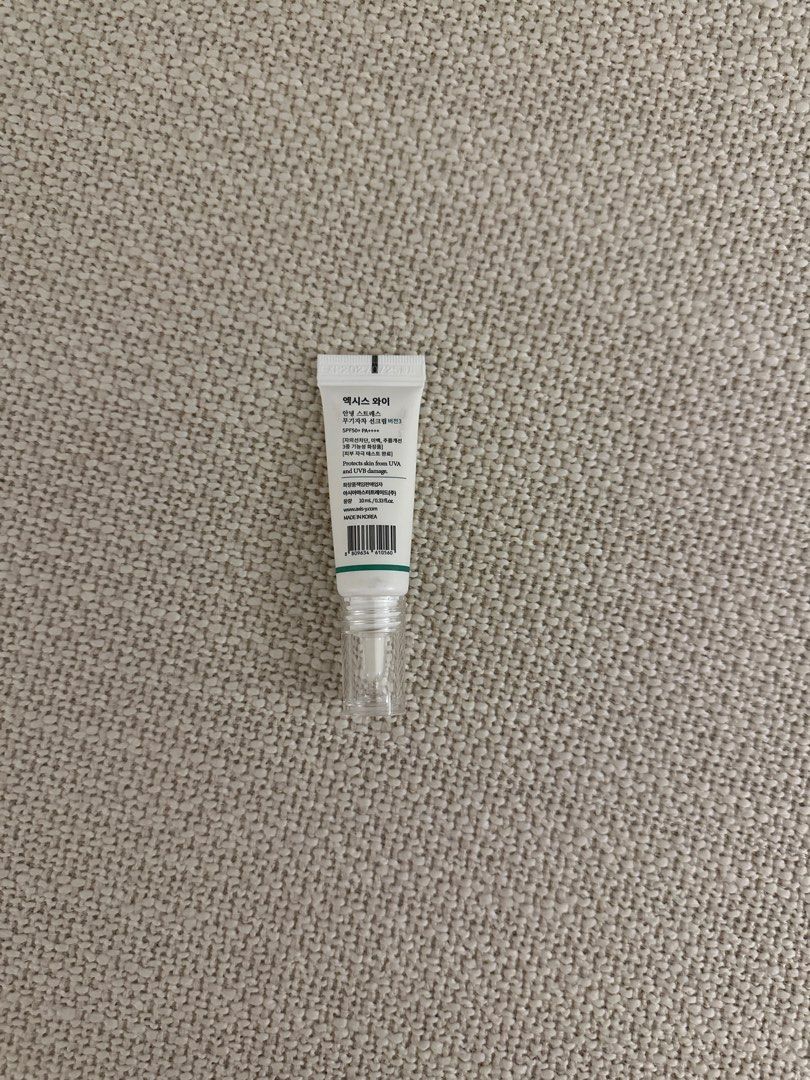 Axis-Y Sunscreen SPF50+ 10ml (Category: Face Care) located in Singapore. Submitted by plainjane25 (Listing ID 1441921381, Image 2). Description: Exp25/07/2027 Self collect only - Ideal for sensitive skin - Compact and portable tube - Perfect for everyday wear.