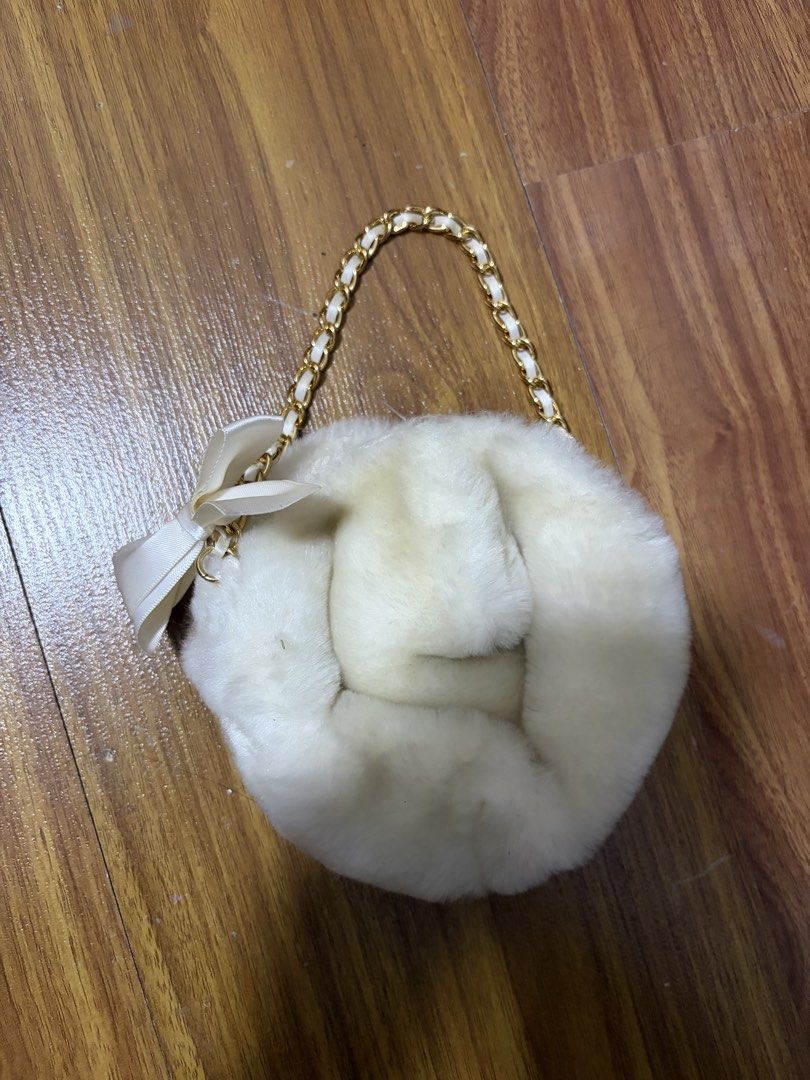 Baby Gap White Fur Purse (Category: Babies & Kids Fashion) located in Quezon City. Submitted by rjsjsgs (Listing ID 1441916422, Image 1). Description: .
