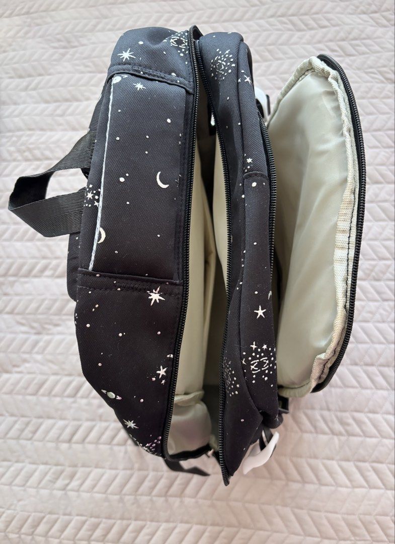 Backpack （分類：手袋及銀包）位於 Hong Kong。 由 amypc1 提交（商品編號 1441796596，圖片 3）。簡介： Size : 12”L x 7”W x 18”L (pick up at Prince Edward Station)。