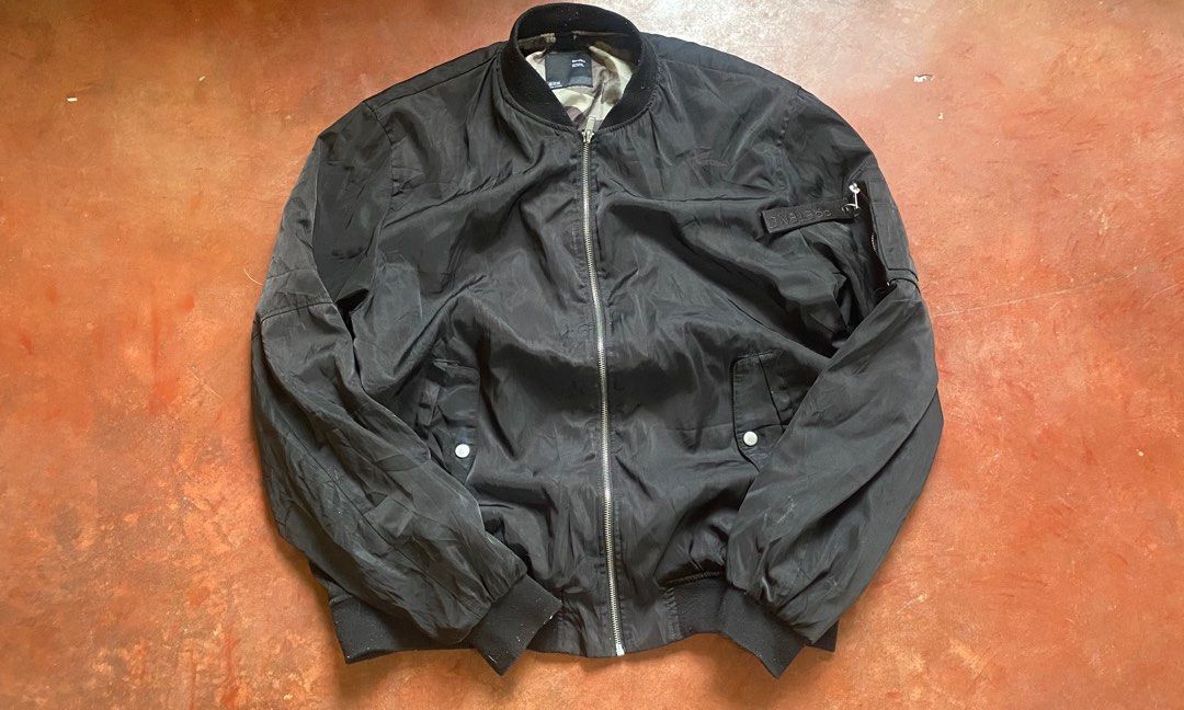 Bershka Classic Nylon MA-1 Bomber Jacket (Category: Coats, Jackets and Outerwear) located in Manila. Submitted by thumperohmy (Listing ID 1441866762, Image 1). Description: 27.2Lx22W .