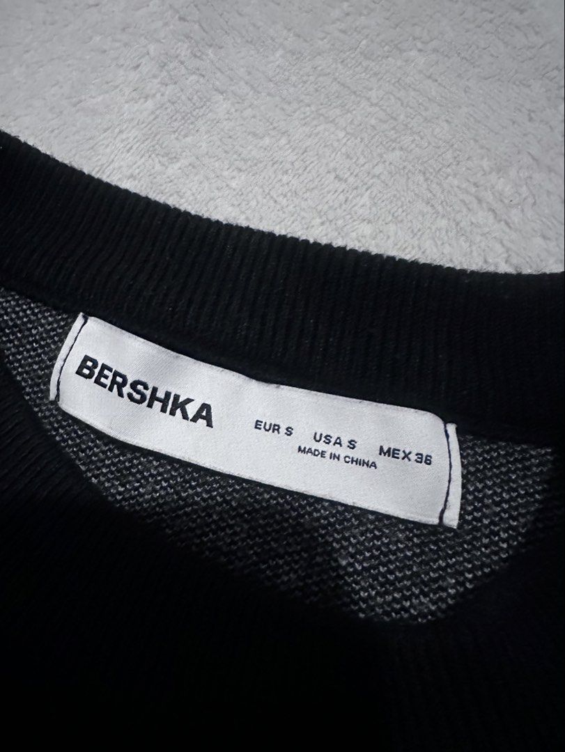 bershka printed crewneck knit sweater (Category: Coats, Jackets and Outerwear) located in Quezon City. Submitted by kalmai (Listing ID 1441904852, Image 3). Description: never used size s retail price ₱2800 excellent condition.
