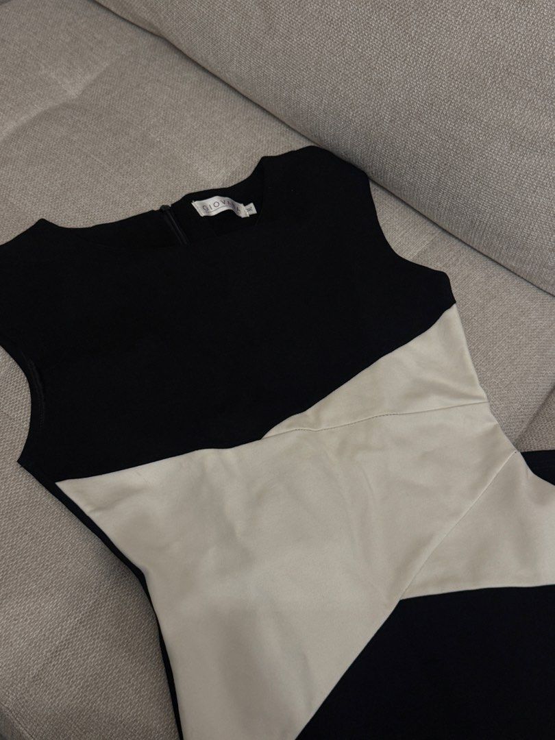 Black and White Sheath Dress (Category: Dresses) located in Manila. Submitted by calmgem24 (Listing ID 1441928308, Image 2). Description: - Sleeveless black dress - White waist panel with unique criss-cross seam detail - Knee-length sheath silhouette - Medium on the tag but it’s NON-STRETCH so I think it suits SMALL body frame - FREE: 2pcs hanger.