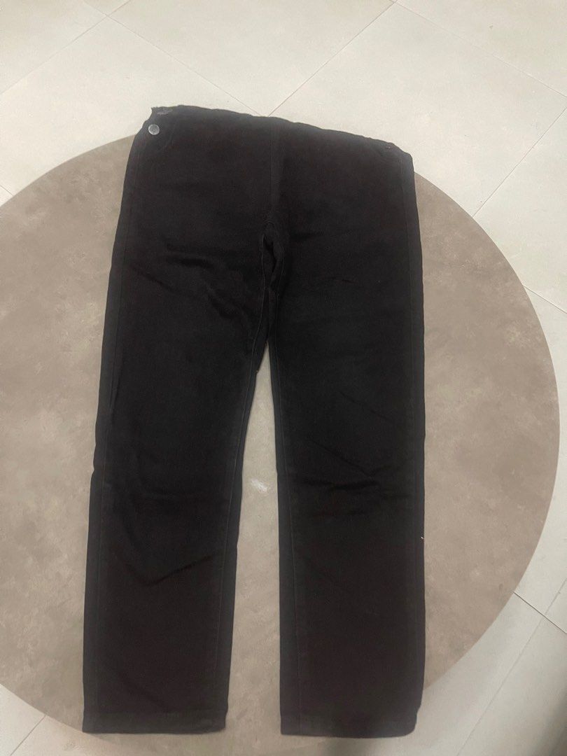 Black Denim Overalls Size S, Jumper (Category: Jumpsuits) located in Lucena. Submitted by halfrackph (Listing ID 1441901719, Image 2). Description: - Classic black denim overalls - Straight leg fit for a modern silhouette - Functional pockets on front and back - Adjustable straps with easy buckle closure - Crafted from a comfortable 98% cotton, 2% elastane blend - Cracked buttons - Perfect for everyday casual wear.