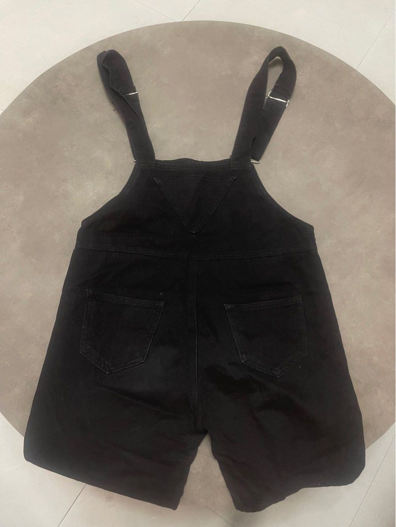 Black Denim Overalls Size S, Jumper (Category: Jumpsuits) located in Lucena. Submitted by halfrackph (Listing ID 1441901719, Image 3). Description: - Classic black denim overalls - Straight leg fit for a modern silhouette - Functional pockets on front and back - Adjustable straps with easy buckle closure - Crafted from a comfortable 98% cotton, 2% elastane blend - Cracked buttons - Perfect for everyday casual wear.