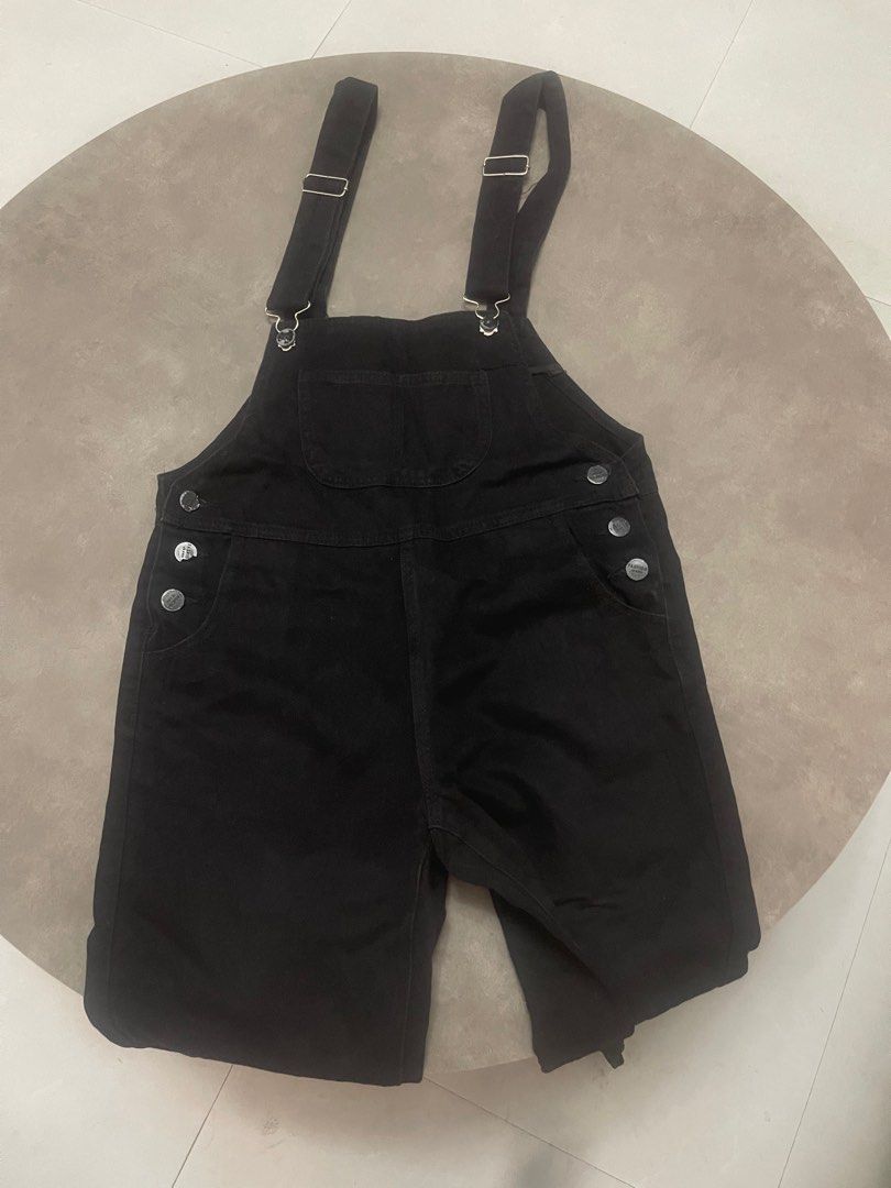Black Denim Overalls Size S, Jumper (Category: Jumpsuits) located in Lucena. Submitted by halfrackph (Listing ID 1441901719, Image 1). Description: - Classic black denim overalls - Straight leg fit for a modern silhouette - Functional pockets on front and back - Adjustable straps with easy buckle closure - Crafted from a comfortable 98% cotton, 2% elastane blend - Cracked buttons - Perfect for everyday casual wear.
