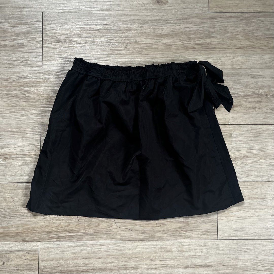 black gartered skirt (Category: Skirts) located in Legazpi City. Submitted by hushedcry (Listing ID 1441934880, Image 1). Description: — no flaws, bnew skirt 🤍 — freesize 💌 mop: gcash 📬 shipping via j&t express (sf c/o buyer) for inquiries, dont hesitate to send me a msg! 🩷.