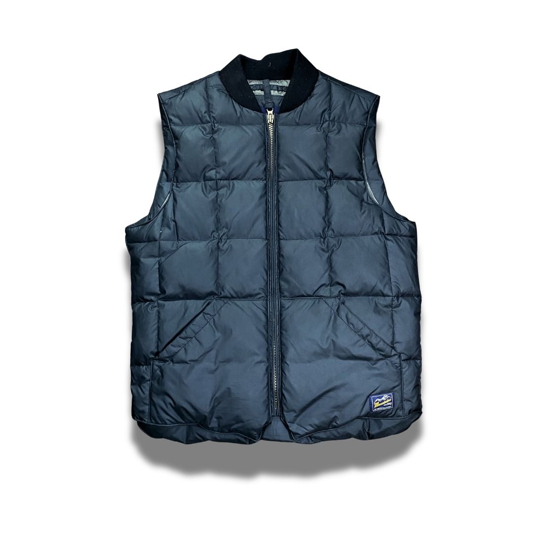 Black Puffer Vest (Category: Vests) located in Valenzuela. Submitted by aplusmnl (Listing ID 1441961927, Image 1). Description: Width 21 Length 26 - Classic navy blue puffer vest - Sleeveless design with zip-up front - Ribbed collar detail - Two front pockets - Ideal for layering in cooler weather - Easy to pack and wear.