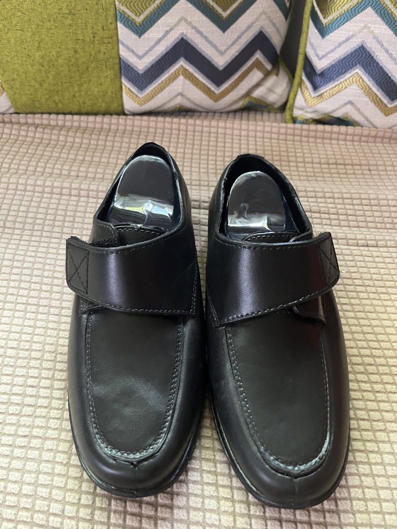 Black Velcro Shoes Size 35 (Category: Babies & Kids Fashion) located in Las Pinas. Submitted by fechai (Listing ID 1441797689, Image 2). Description: - Black rubber looks like leather shoes - Size 35 (inner sole) - Convenient velcro straps for easy on/off - Durable soles with textured grip - Ideal for everyday use.