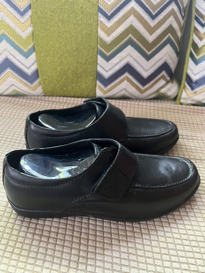 Black Velcro Shoes Size 35 (Category: Babies & Kids Fashion) located in Las Pinas. Submitted by fechai (Listing ID 1441797689, Image 3). Description: - Black rubber looks like leather shoes - Size 35 (inner sole) - Convenient velcro straps for easy on/off - Durable soles with textured grip - Ideal for everyday use.