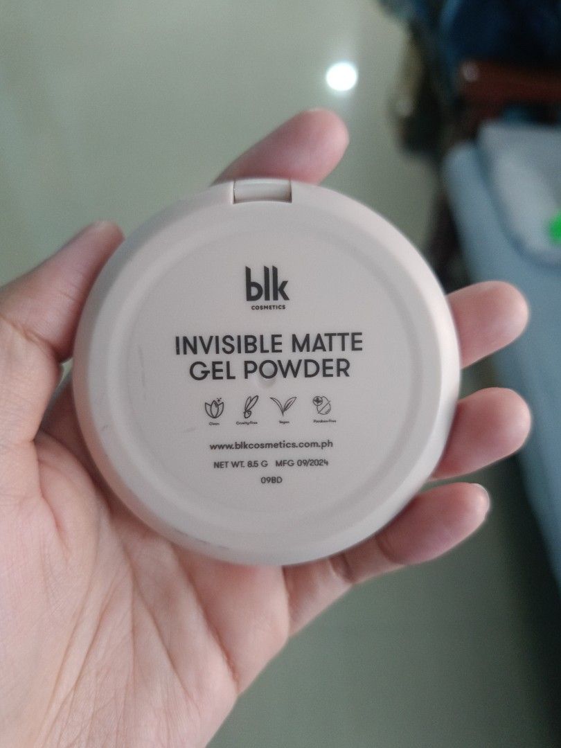 blk cosmetics Invisible Matte Gel Powder (Category: Makeup) located in Los Banos. Submitted by donnaalbay47990 (Listing ID 1441871533, Image 2). Description: - Mattifies and blurs pores for a smooth, poreless finish. - Leaves skin looking fresh and matte. - Suitable for all skin tones and types. - Vegan and cruelty-free formula..