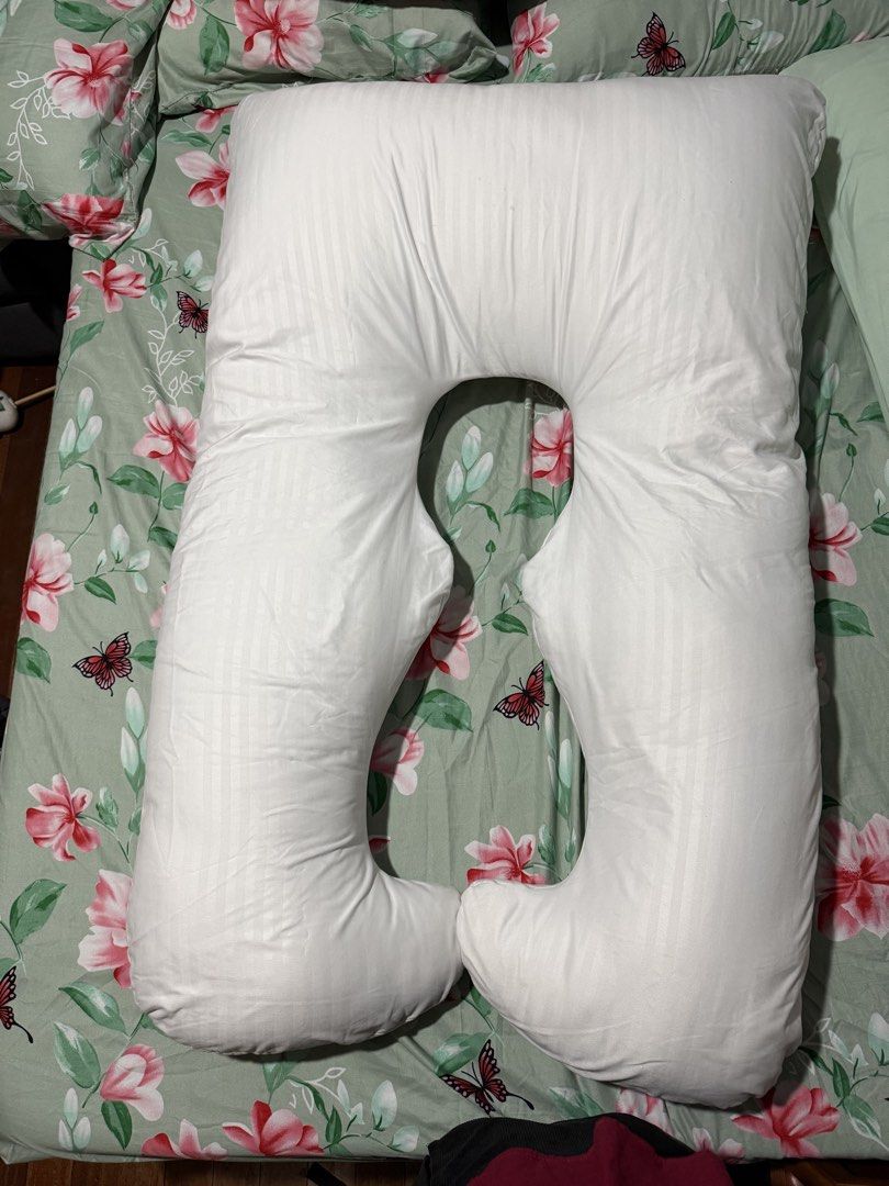 Bloom Maternity Cuddle Pillow (Category: Maternity Care) located in Quezon City. Submitted by everydaypicks_ph (Listing ID 1441909416, Image 2). Description: U shaped maternity cuddle pillow With pillow case.