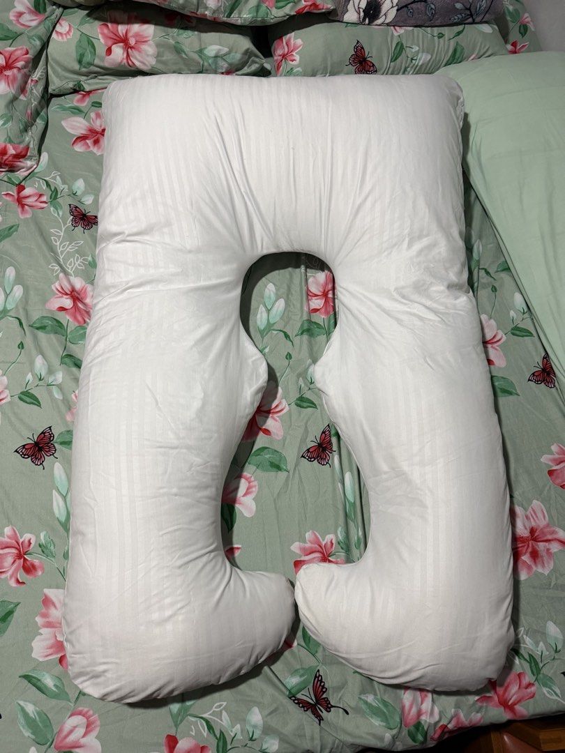 Bloom Maternity Cuddle Pillow (Category: Maternity Care) located in Quezon City. Submitted by everydaypicks_ph (Listing ID 1441909416, Image 3). Description: U shaped maternity cuddle pillow With pillow case.