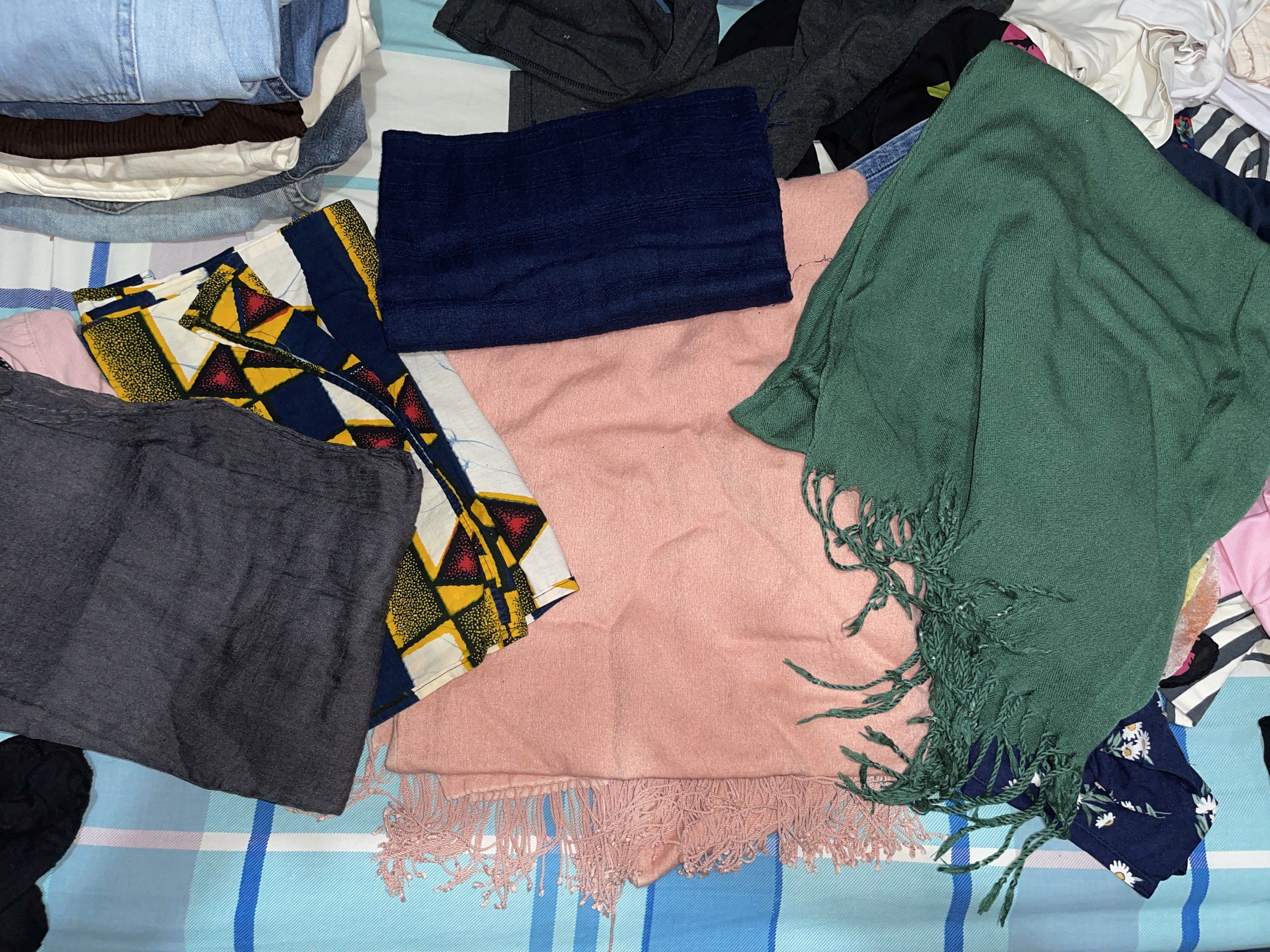 Bundle of 4 Scarves - Pink, Green, Navy, Patterned (Category: Scarves) located in Quezon City. Submitted by rish40 (Listing ID 1441807211, Image 2). Description: - Bundle of 6 scarves (₱800) - 150 each - Dusty rose pink scarf with fringe - Dark green scarf with fringe - Solid navy blue scarf - Patterned scarf with geometric shapes - Adds a pop of color and warmth to any outfit - Versatile for mixing and matching different looks.