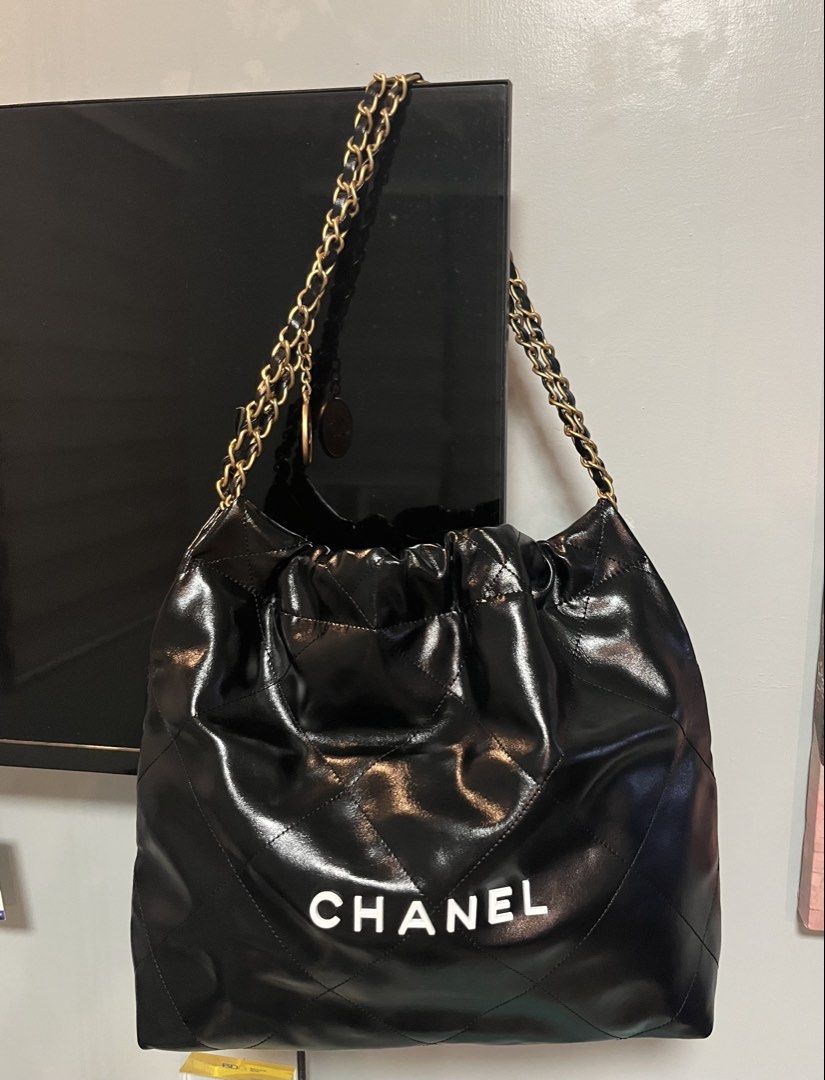 Chain bag (Category: Shoulder Bags) located in Tabaco. Submitted by debeub (Listing ID 1441968925, Image 2). Description: Never been used from korea.