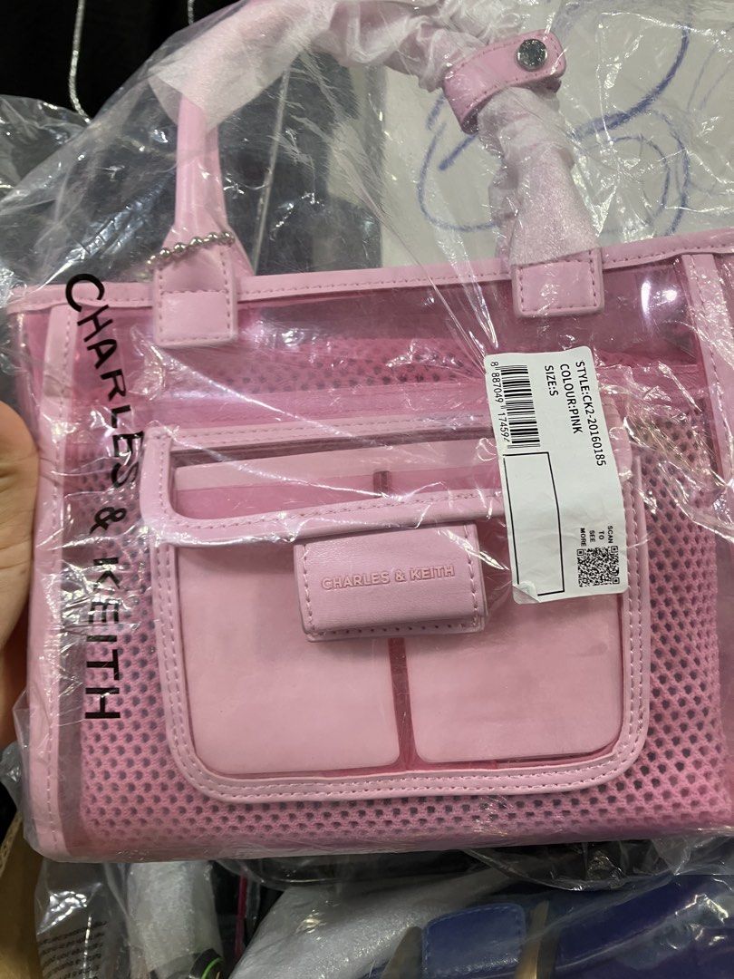 Charles & Keith See through mesh Tote Bag （分類：Tote Bags）位於 Hong Kong。 由 chrenggss04 提交（商品編號 1441835725，圖片 1）。簡介： Charles & Keith See through Mesh Tote bag Pink Small Brandnew $160 。
