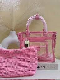 Charles & Keith See through mesh Tote Bag （分類：Tote Bags）位於 Hong Kong。 由 chrenggss04 提交（商品編號 1441835725，圖片 2）。簡介： Charles & Keith See through Mesh Tote bag Pink Small Brandnew $160 。