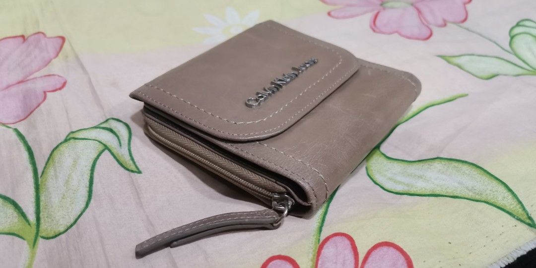 CK CALVIN KLEIN Light brown leather trifold wallet (Category: Wallets & Card holders) located in Baguio. Submitted by princessjhade (Listing ID 1441852593, Image 2). Description: Excellent condition Plus shipping.