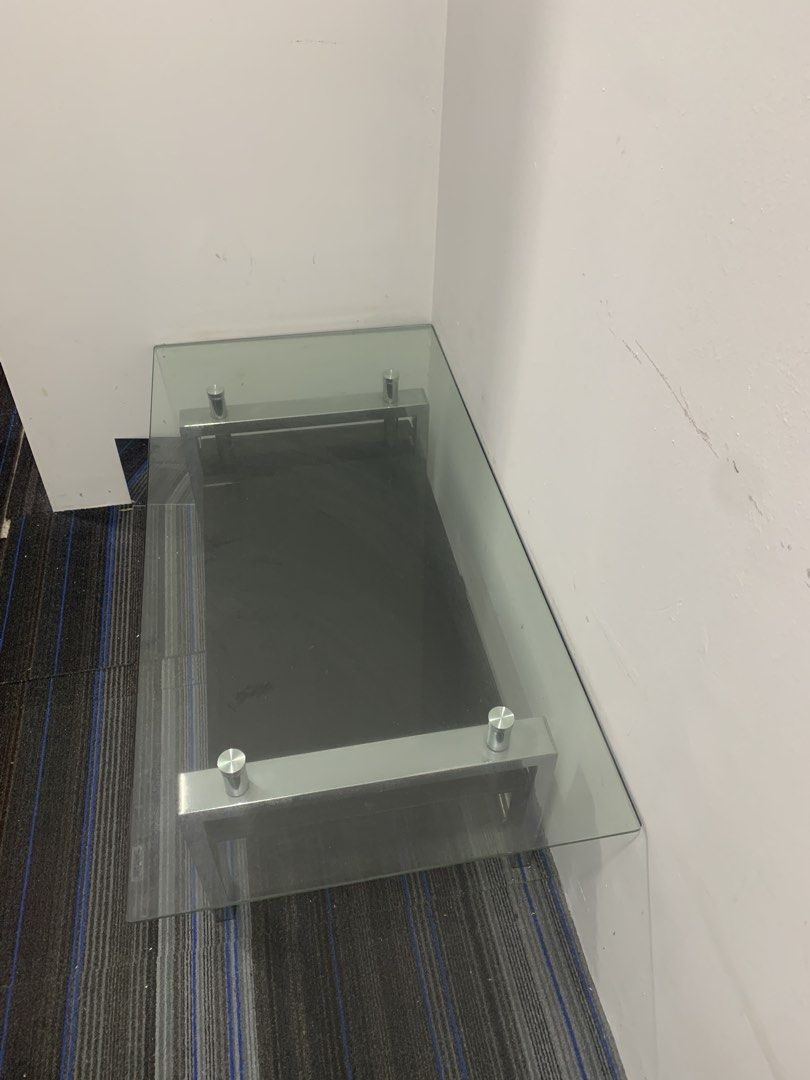 class table (Category: Other Home Furniture) located in Singapore. Submitted by vinovicky1401 (Listing ID 1441912196, Image 1). Description: it’s good condition .