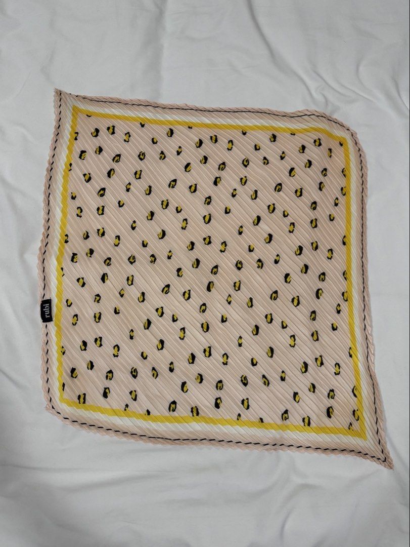 Cotton On Rubi Bandana (Category: Other Accessories) located in Angeles City. Submitted by shbe.shps (Listing ID 1441874334, Image 1). Description: Cute for summer! 18” x 18” .