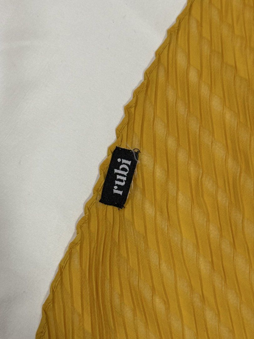Cotton On Rubi Bandana (Category: Other Accessories) located in Angeles City. Submitted by shbe.shps (Listing ID 1441874534, Image 2). Description: Cute for summer! 18” x 18”.