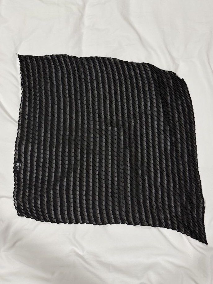Cotton On Rubi Bandana (Category: Other Accessories) located in Angeles City. Submitted by shbe.shps (Listing ID 1441874805, Image 1). Description: Cute for summer! 18” x 18”.