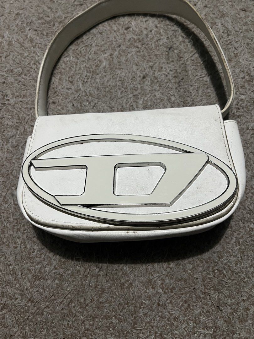 Diesel 1DR leather shoulder bag (Category: Luxury Bags & Wallets) located in Mexico. Submitted by iseemiyakee. (Listing ID 1441802388, Image 2). Description: Needs clean no issue.