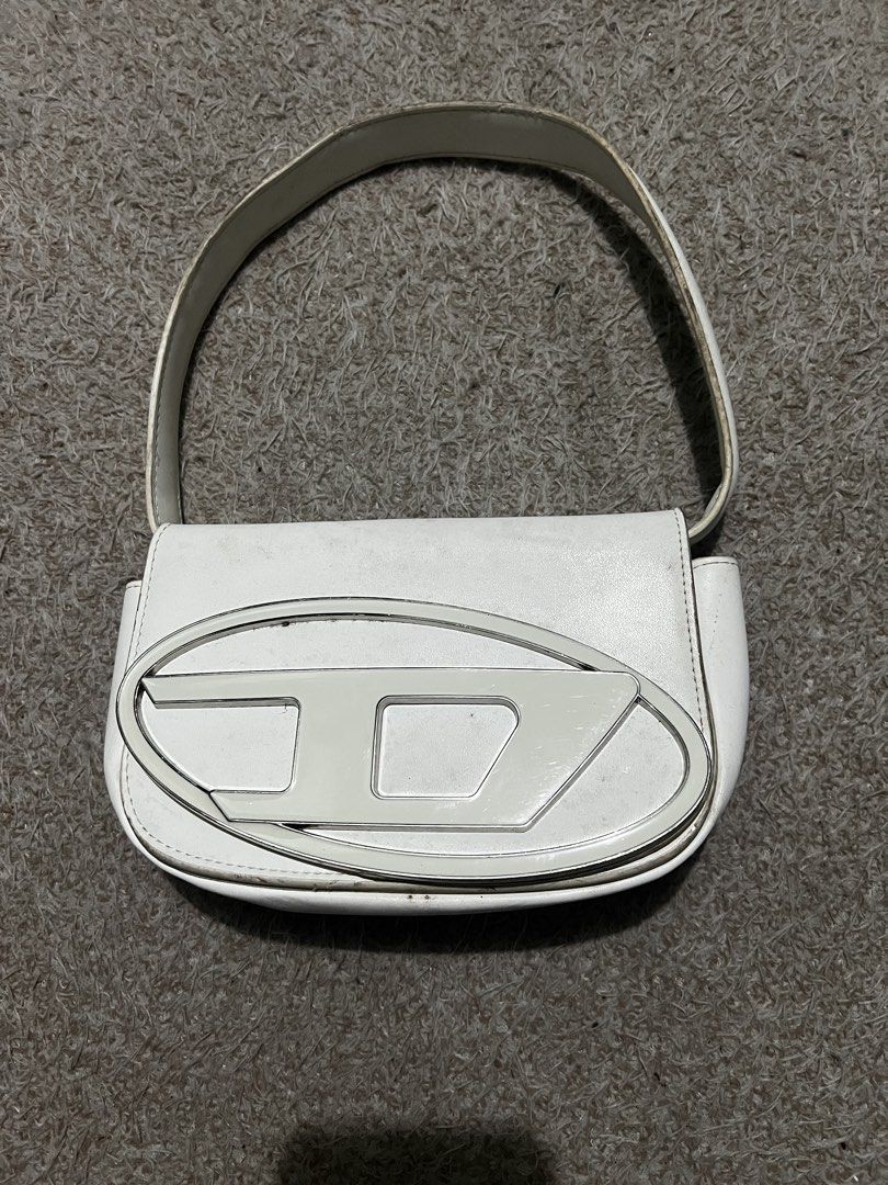 Diesel 1DR leather shoulder bag (Category: Luxury Bags & Wallets) located in Mexico. Submitted by iseemiyakee. (Listing ID 1441802388, Image 1). Description: Needs clean no issue.