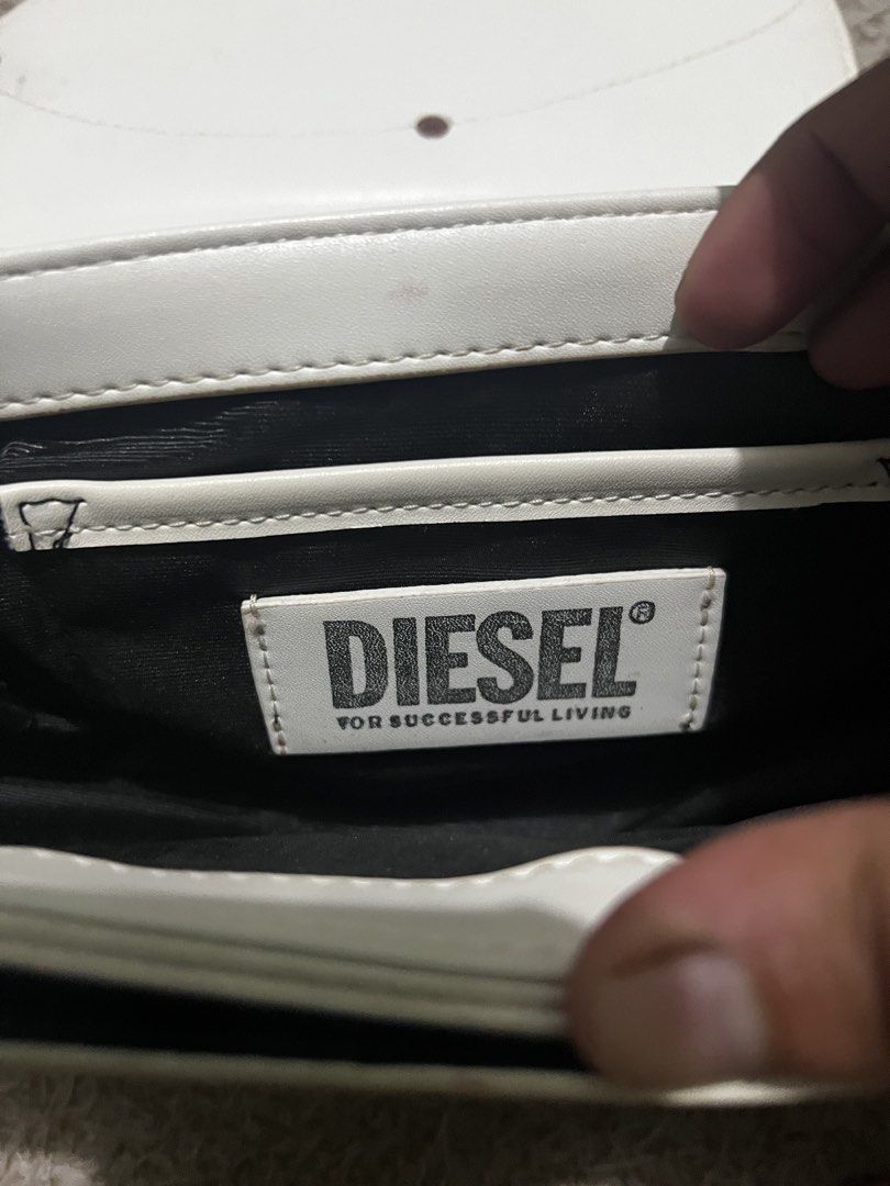 Diesel 1DR leather shoulder bag (Category: Luxury Bags & Wallets) located in Mexico. Submitted by iseemiyakee. (Listing ID 1441802388, Image 3). Description: Needs clean no issue.