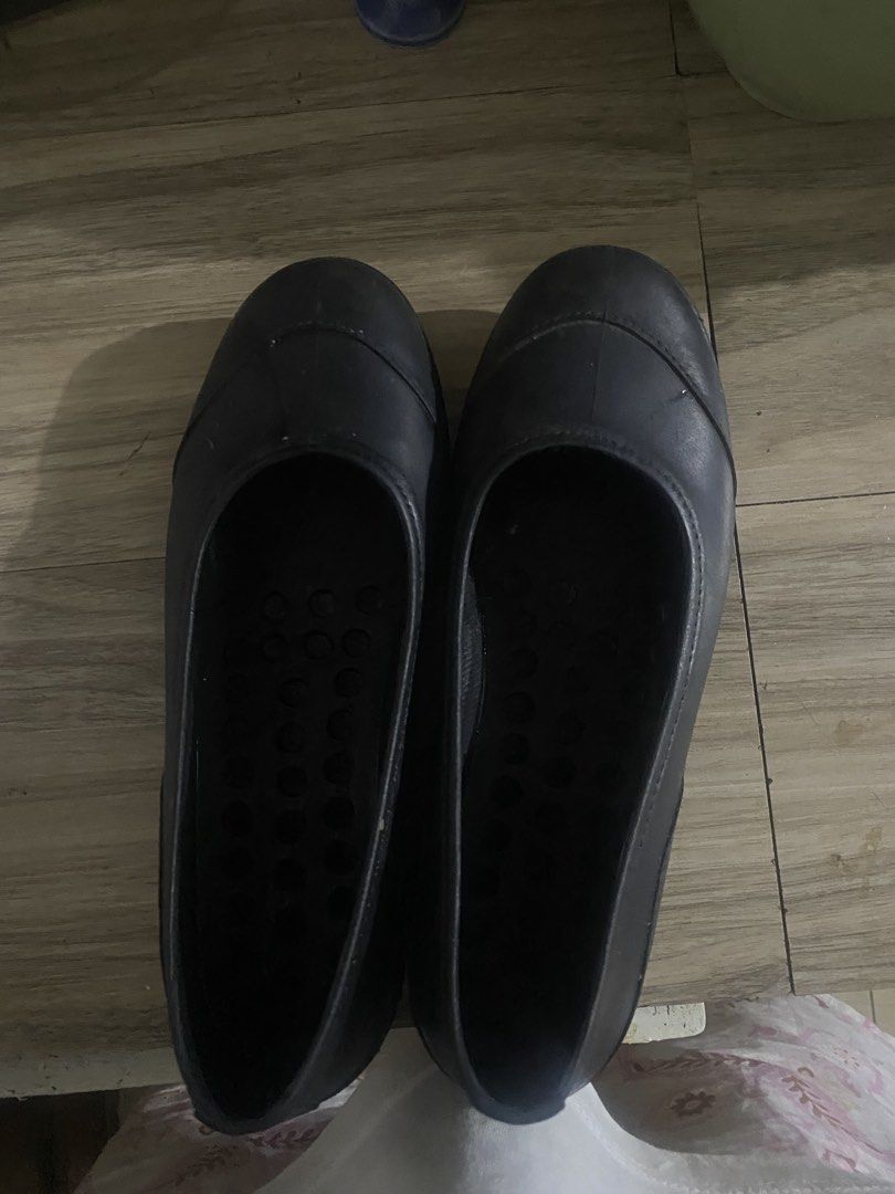 EasySoft Sasha L Black Flats Size 37 (Category: Flats & Sandals) located in Imus. Submitted by ririprl (Listing ID 1441954468, Image 1). Description: walang soles may nabibili naman sa online shop na tig 20 pesos.