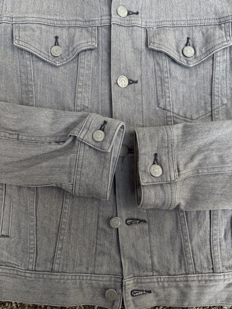 Essential Garment by Bigi Type 3 Denim Trucker (Category: Coats, Jackets and Outerwear) located in Quezon City. Submitted by though.bare (Listing ID 1441855440, Image 3). Description: Fits on S up to M for Men In good condition, no major flaws. Width : 19.5" Length : 23.5" Sleeve : 23.5" Shoulder : 16.5" No-when worns. Listings not marked sold/reserved are available. These are preloved/used items, manage expectations. Visit my profile for more! .