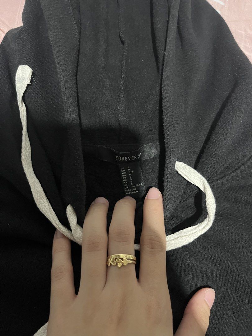 Forever 21 Black Cropped Hoodie (Category: Coats, Jackets and Outerwear) located in Manila. Submitted by hi_abbd (Listing ID 1441950917, Image 3). Description: - Black cropped hoodie from Forever 21 - Size: Approximately S - Features: Drawstring hood, raw hem - Style: Casual, easy to pair with jeans or shorts - Reason for selling: Doesn't fit anymore - Condition: Great for everyday wear.