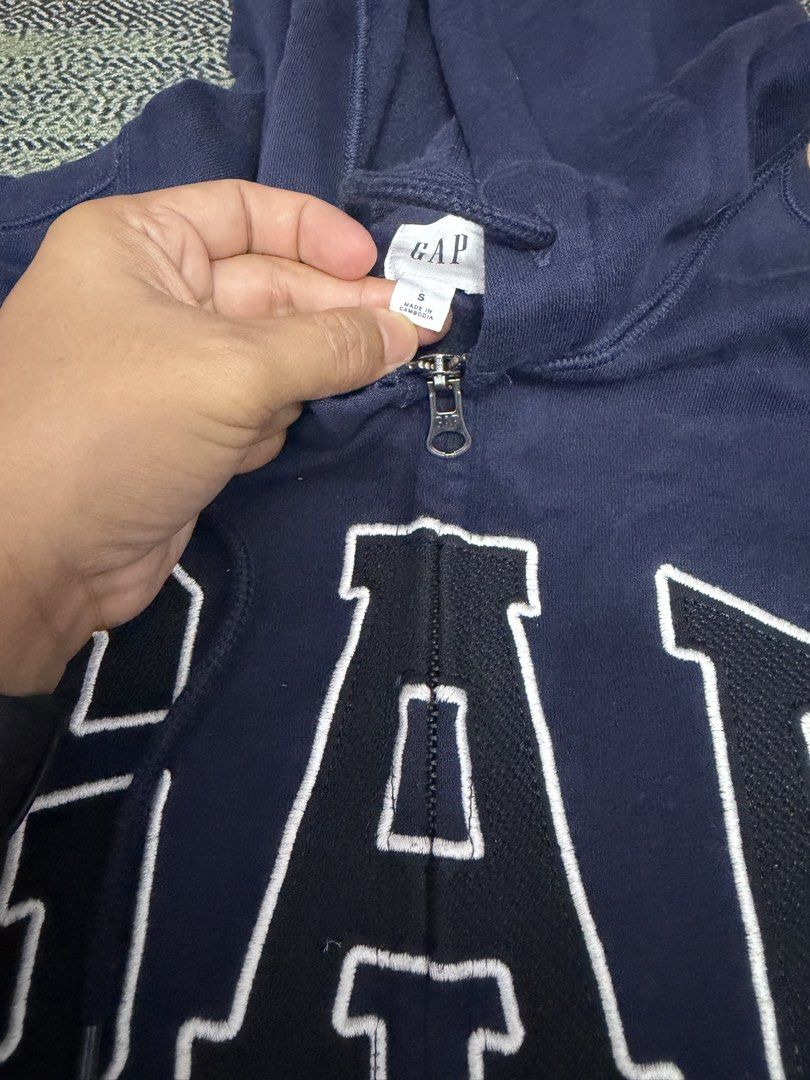 GAP (Category: Coats, Jackets and Outerwear) located in Taiping. Submitted by KerolGudStuff (Listing ID 1441928417, Image 3). Description: GAP sweater Saiz S (20.8/25.3) Boleh nego jika berminat COD Taiping FB : Khairul Lizam Boleh DM jika ada keraguan.