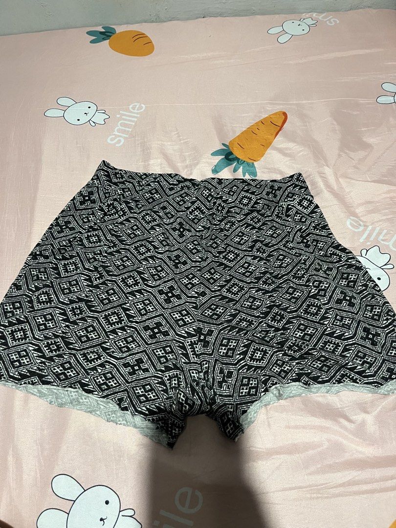 Garage Black & White Geometric Print Shorts (Category: Shorts) located in Manila. Submitted by hi_abbd (Listing ID 1441949342, Image 1). Description: - Stylish black and white geometric print - Comfortable elastic waistband - Delicate lace trim on the hem - Versatile for casual outfits - Easy to pair with any top Perfect for summer or pambahay shorts, super presko.
