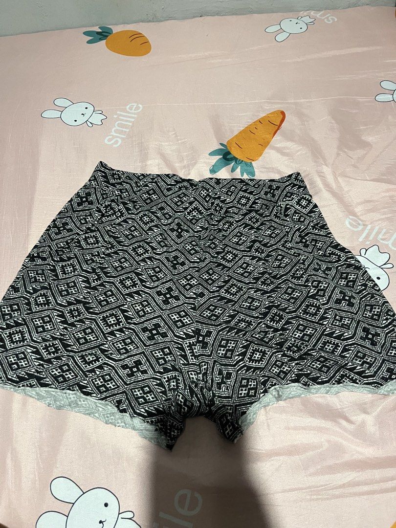 Garage Black & White Geometric Print Shorts (Category: Shorts) located in Manila. Submitted by hi_abbd (Listing ID 1441949342, Image 2). Description: - Stylish black and white geometric print - Comfortable elastic waistband - Delicate lace trim on the hem - Versatile for casual outfits - Easy to pair with any top Perfect for summer or pambahay shorts, super presko.