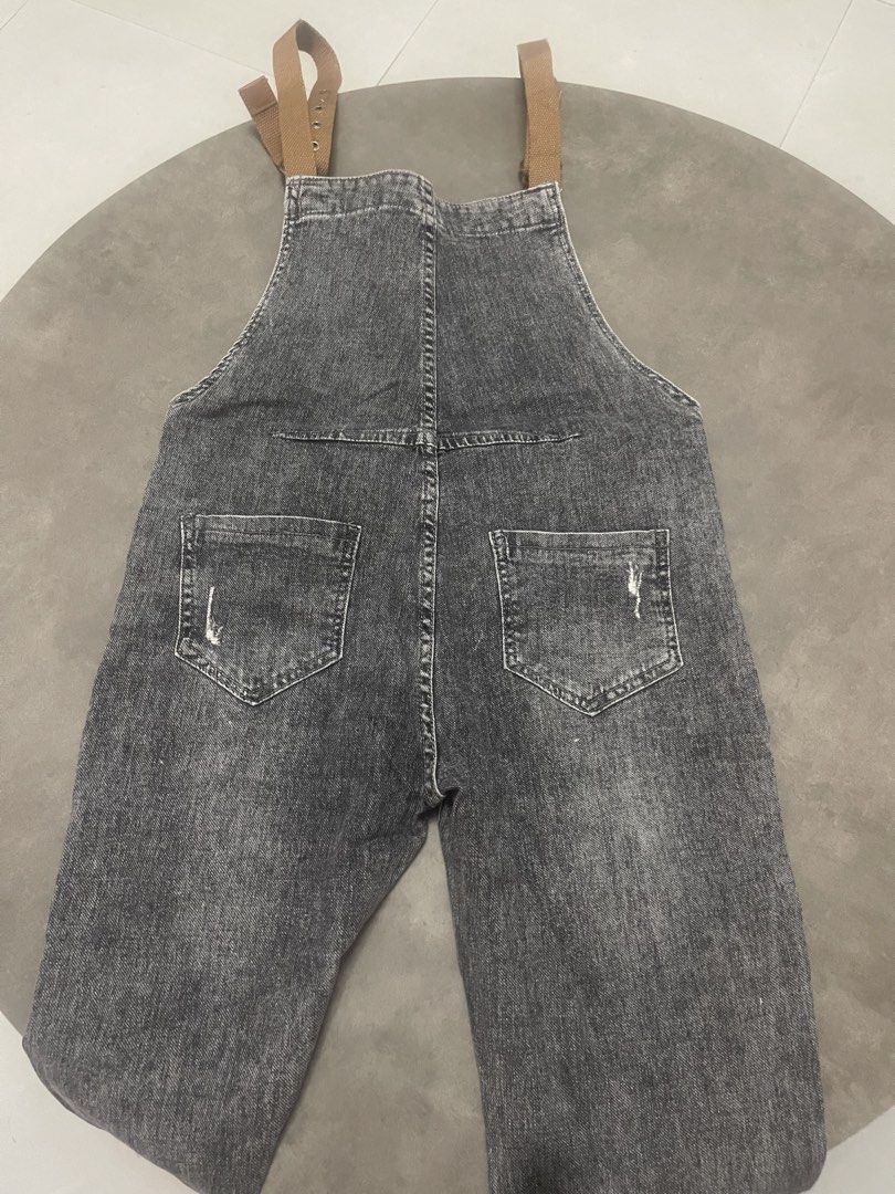 Grey Distressed Denim Overalls, Jumper (Category: Jumpsuits) located in Lucena. Submitted by halfrackph (Listing ID 1441902841, Image 3). Description: - Grey denim overalls - Distressed details on legs and pockets - Adjustable buckle straps with ring details - Two front and two back pockets - Size L - Ideal for a casual look.