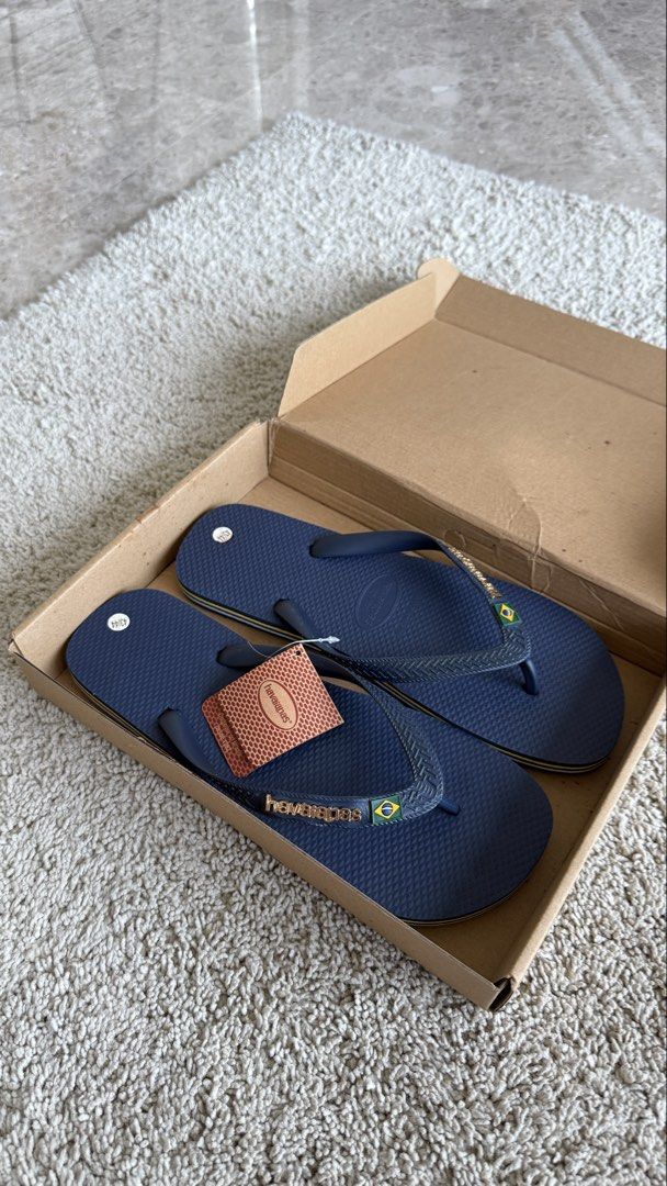 Havaianas Flip Flops (Category: Flipflops and Slides) located in Singapore. Submitted by tengyang_x (Listing ID 1441829537, Image 1). Description: - Classic navy blue Havaianas flip flops - Comes with original box - Never worn!!.