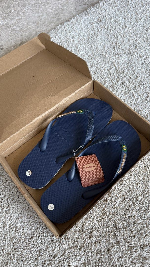 Havaianas Flip Flops (Category: Flipflops and Slides) located in Singapore. Submitted by tengyang_x (Listing ID 1441829537, Image 2). Description: - Classic navy blue Havaianas flip flops - Comes with original box - Never worn!!.