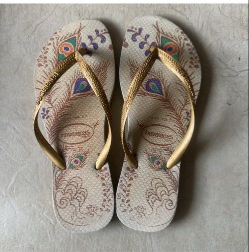 Havaianas Flip Flops Peacock Feather Design Gold Straps (Category: Flipflops and Slides) located in Singapore. Submitted by npevee (Listing ID 1441900472, Image 1). Description: - Havaianas flip flops - Pretty peacock feather design - Gold straps - Soles show signs of wear (used) - Plenty of life remaining - Easy to slip on and off Tagged 35/36.