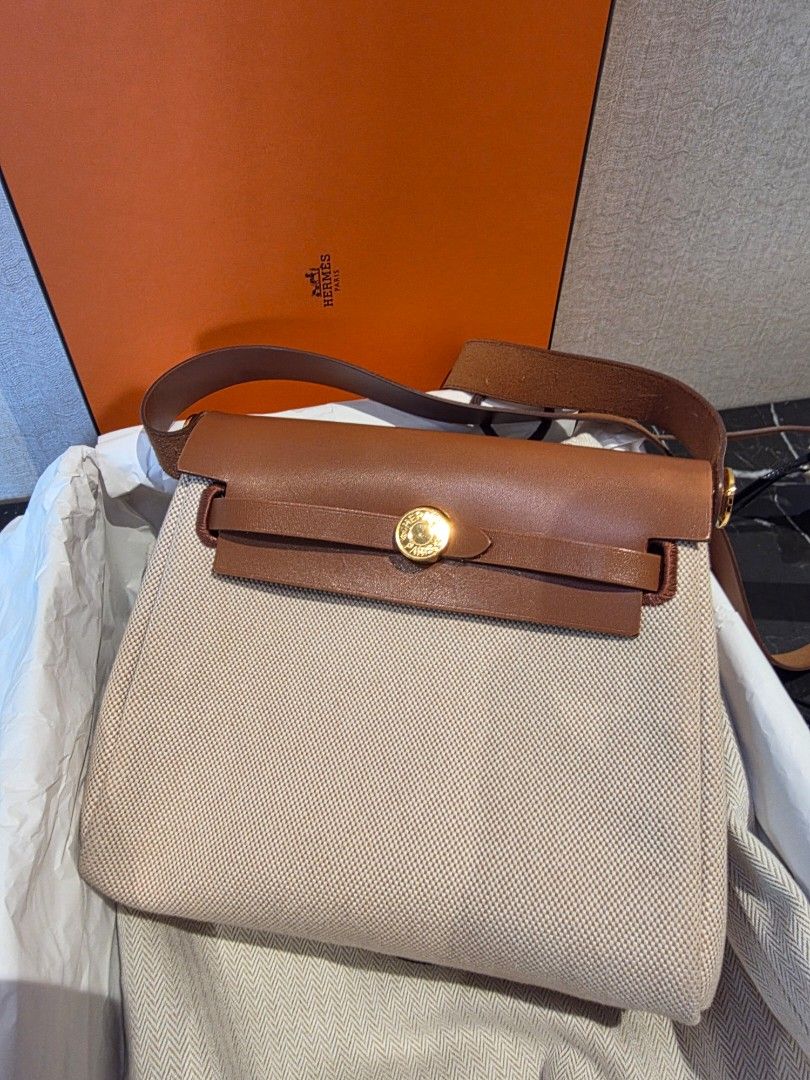 Hermes Herbag Mini 20 Authentic (Category: Cross-body Bags) located in Pasig City. Submitted by vthing (Listing ID 1441820121, Image 1). Description: Includes: • Original Hermès box • Dust bag • Shoulder strap and proof of purchase Condition: Excellent pre-loved condition with minimal signs of wear as seen on photo. A timeless and sophisticated Hermès piece that combines luxury, practicality, and effortless style. Hermès Herbag 20 Retourne – Fauv