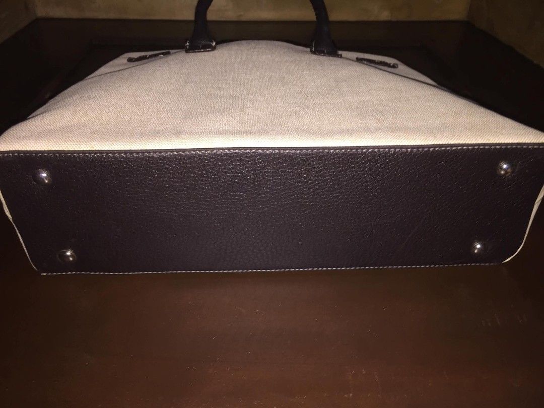 Hermes paris (Category: Luxury Bags & Wallets) located in Malaybalay. Submitted by cjsv0228 (Listing ID 1441871408, Image 3). Description: hermes shoulder bags minor issue laked stain and herline sa 1side sling peru napaka solid pa with luck ang key 850 ship.