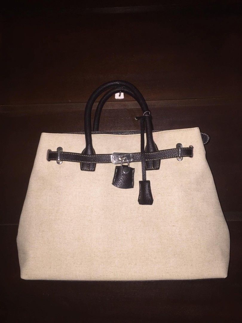 Hermes paris (Category: Luxury Bags & Wallets) located in Malaybalay. Submitted by cjsv0228 (Listing ID 1441871408, Image 1). Description: hermes shoulder bags minor issue laked stain and herline sa 1side sling peru napaka solid pa with luck ang key 850 ship.