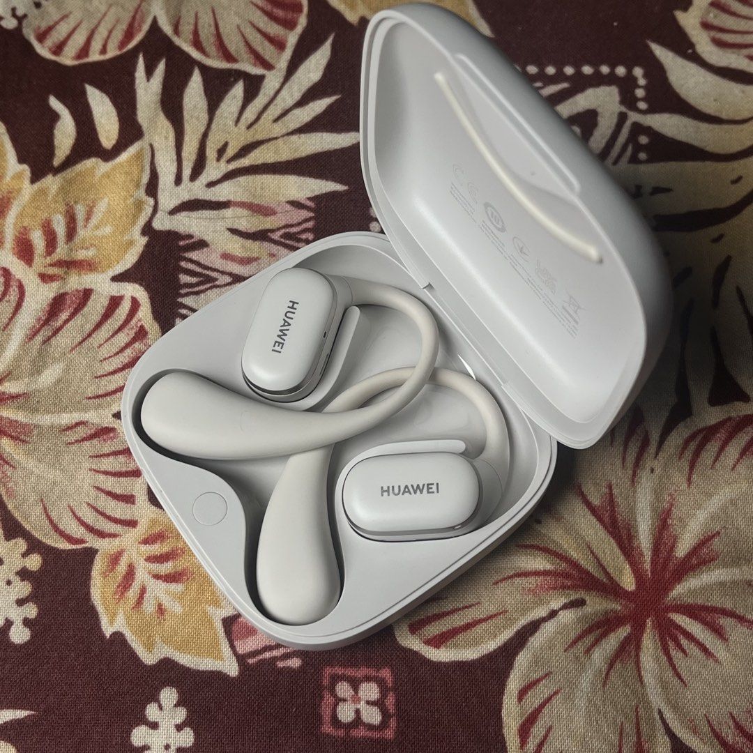 Huawei FreeArc (Category: Earphones) located in Santo Tomas. Submitted by al2fw03 (Listing ID 1441805231, Image 1). Description: Huawei FreeArc Grey 2,000 fixed open-ear earbuds shokz openfit alt bought August 2025 for 4K excellent condition cleaned periodically no defects or damage very minimal oxidation.