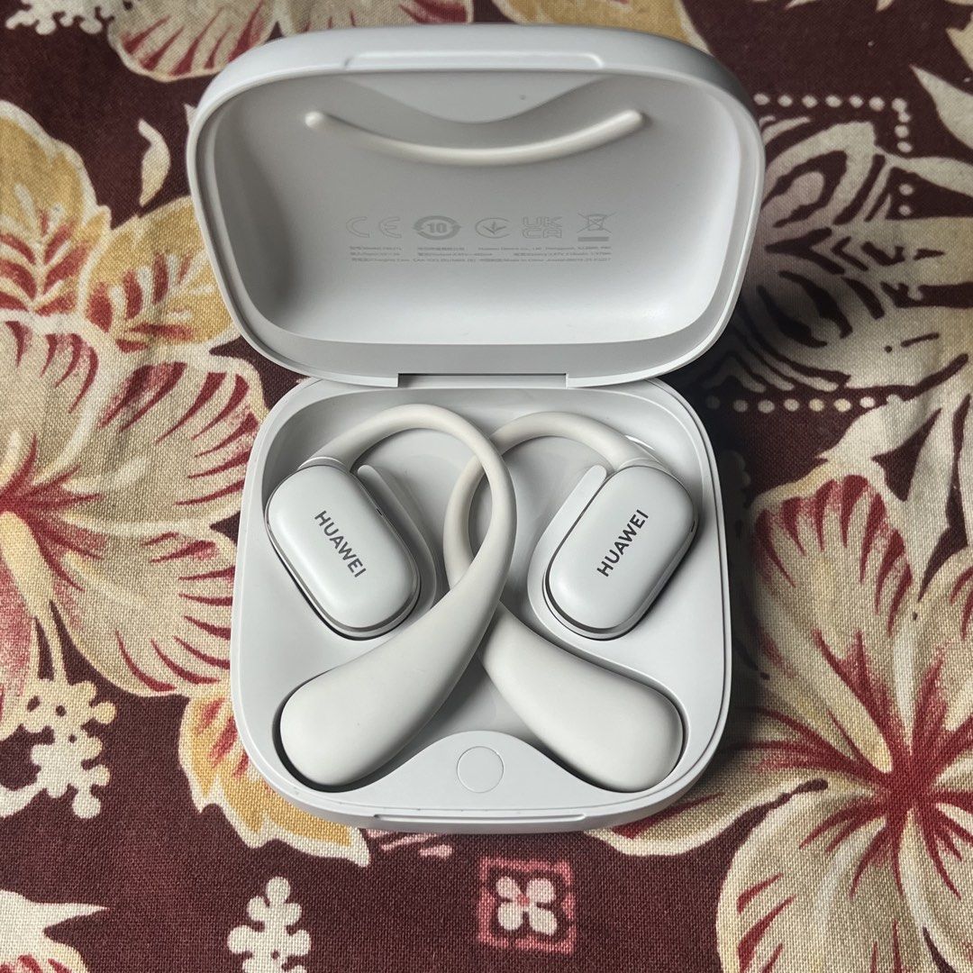 Huawei FreeArc (Category: Earphones) located in Santo Tomas. Submitted by al2fw03 (Listing ID 1441805231, Image 3). Description: Huawei FreeArc Grey 2,000 fixed open-ear earbuds shokz openfit alt bought August 2025 for 4K excellent condition cleaned periodically no defects or damage very minimal oxidation.