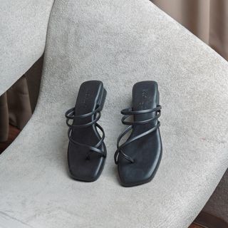 (Category: ) located in . Submitted by wardrobasics (Listing ID 1441914042, Image 1). Description: .