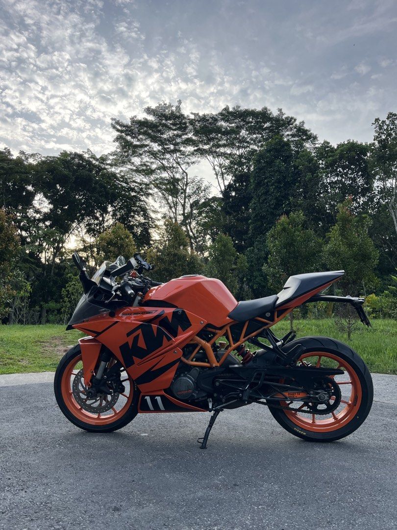 KTM RC200 (Category: Class 2B) located in Singapore. Submitted by shopherenow123 (Listing ID 1441926494, Image 2). Description: Actual bike as reviewed by Tambak Overlanders : https://youtu.be/H9F7eDF748I?is=stx-eslqjvvg5RY7 COE till 31 Mar 31 Yes you have found the fastest 2b sport bike you could possibly own Stand out amongst all the R15 , R15Ms, CBR and GSXRs that you can easily buy off any bike store, this is the rarest sport bike to own (sin