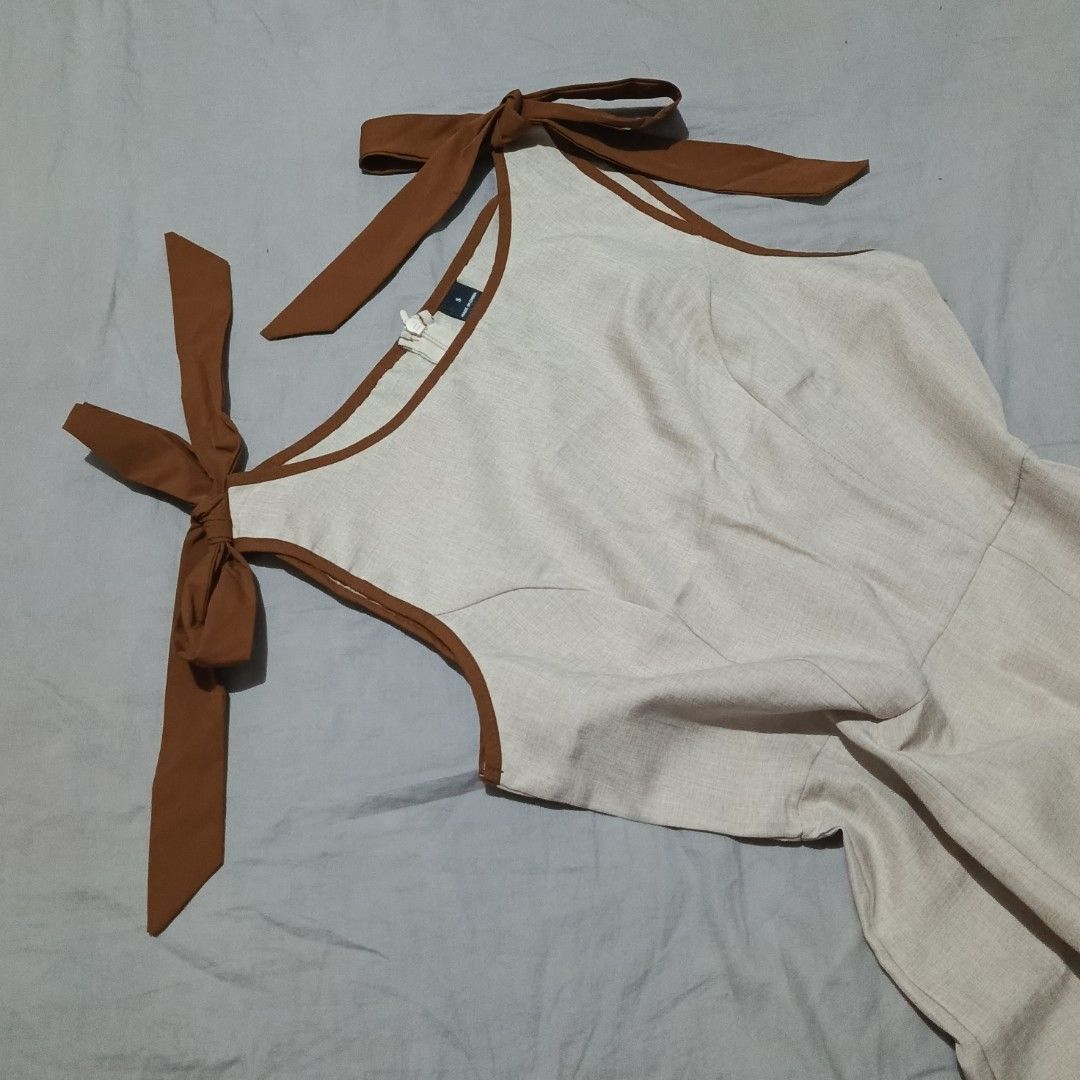 linen dress with bow tie straps (Category: Dresses) located in Mandaluyong City. Submitted by lilyhunnyy (Listing ID 1441920125, Image 3). Description: Just arrived this June, still new. small on tag but will best fit medium to semi large price still negotiable rfs loose siya sakin.