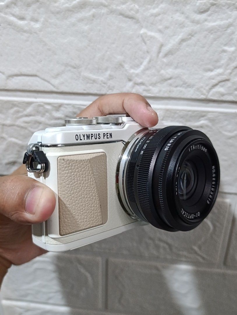 Olympus E-PL7 (Category: Cameras) located in Naga. Submitted by brightsideofthemoon (Listing ID 1441845972, Image 1). Description: I'm looking to sell my E-PL7 since the ergonomics aren't quite my thing and I'm looking more towards Lumix or any other M43 camera that can provide a better handle. Another Option is we can trade cameras granted that it's something of equal or greater value. Inclusions: - Camera Body - Original Strap - Original Charge