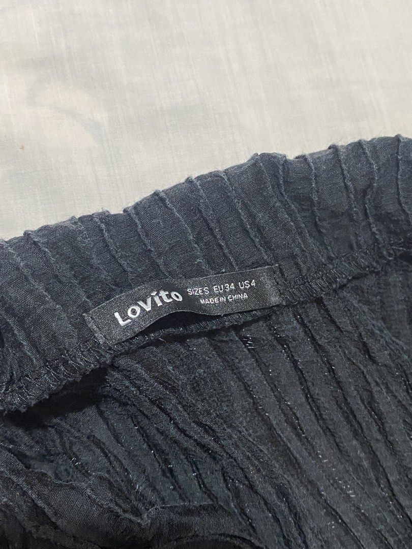Lovito Black Crinkle Tie Front Short Sleeve Top (Category: Blouses) located in Daraga. Submitted by kimdeclutters_ (Listing ID 1441790396, Image 2). Description: Lovito black crinkle top. tie front with bows. negotiable for sure buyers! 💌.