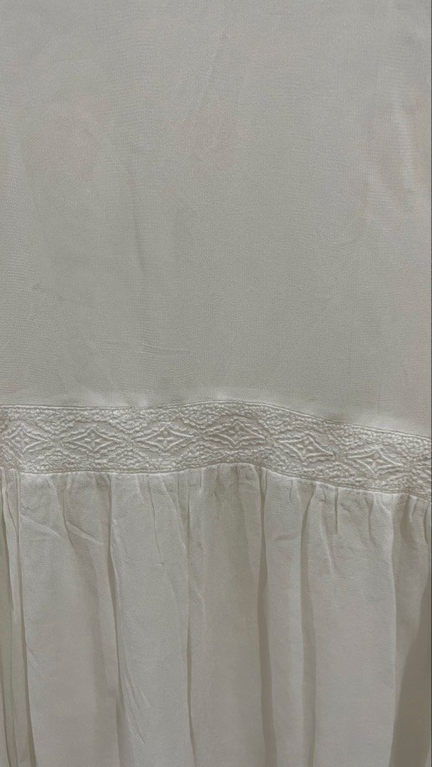 Mango White Embroidered Sleeveless Peplum Top (Category: Sleeveless) located in Las Pinas. Submitted by qcleopatrastrove (Listing ID 1441916376, Image 3). Description: *Small tears at front and back near the arm hole (See photo nos. 5 and 6) Please manage your expectations. Thank you.🤎.