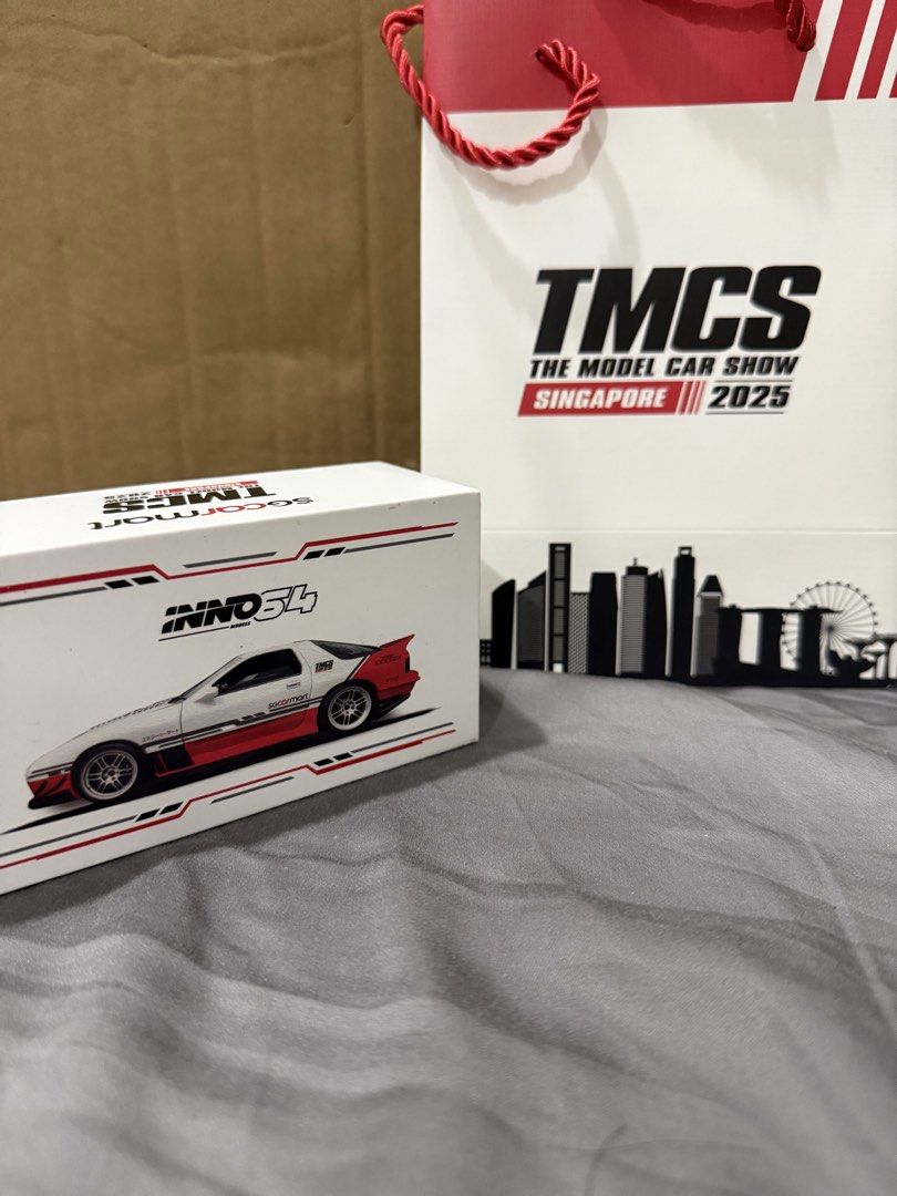 MAZDA RX-7 Car Model (Category: Vehicle & Diecast Models) located in Singapore. Submitted by xinhui204073497 (Listing ID 1441921563, Image 1). Description: Mazda Rx-7(FC3S).